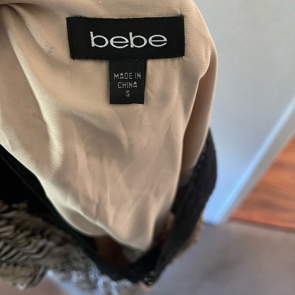 𝅺BEBE Ladies Woman's DRESS W/Brown Zebra DESIGN Size Small w/ Black Lace Neck - Picture 5 of 5